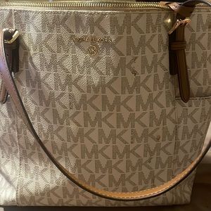 Michael kors white  in good condition only had about a month